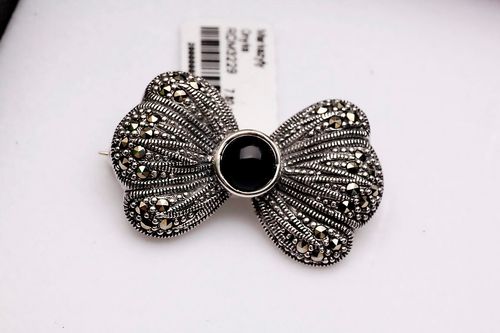 srebrna broszka kokarda z onyksem i markazytami na Arena.pl