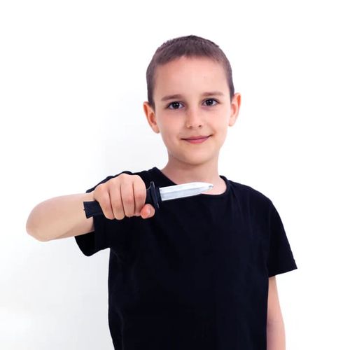 Sztuczny nóż z chowającym się ostrzem na Arena.pl