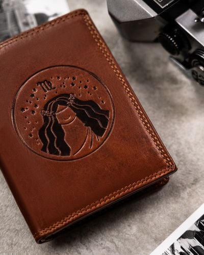 duży, skórzany portfel męski z wytłoczonym znakiem zodiaku - peterson na Arena.pl