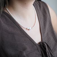 Naszyjnik z białych pereł hodowanych i perły barok – srebro 925 złocone