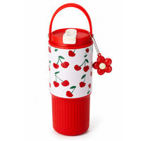 kubek termiczny z uchwytem i ustnikiem, czerwony w wisienki 750ml bd57
