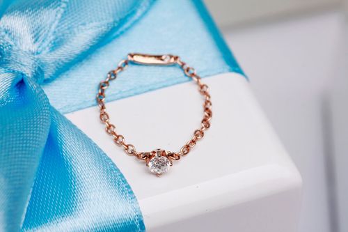 exclusive | pierścionek łańcuszkowy z brylantem 0,13ct w różowym złocie 750 na Arena.pl