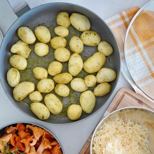 Patelnia na indukcję PATELNIA GŁĘBOKA NON-STICK Z POKRYWKĄ 28cm Pancetta na Arena.pl