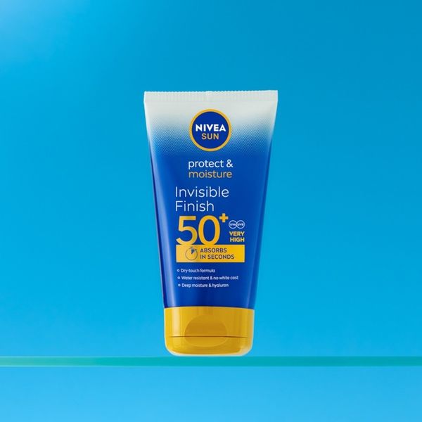 NIVEA SUN Protect & Moisture Invisible Finish balsam do opalania zdjęcie 7