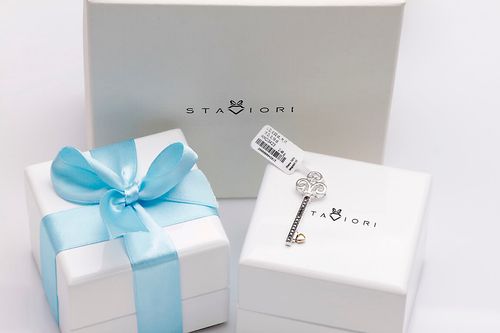 wisiorek kluczyk złoto z czarnymi i białymi diamentami na Arena.pl