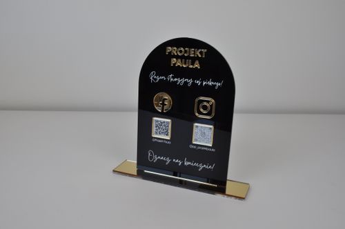 Tabliczka social media z plexi z nadrukiem UV i złotymi elementami na Arena.pl