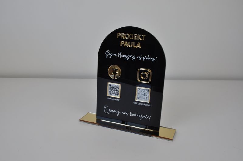 Tabliczka social media z plexi z nadrukiem UV i złotymi elementami zdjęcie 3