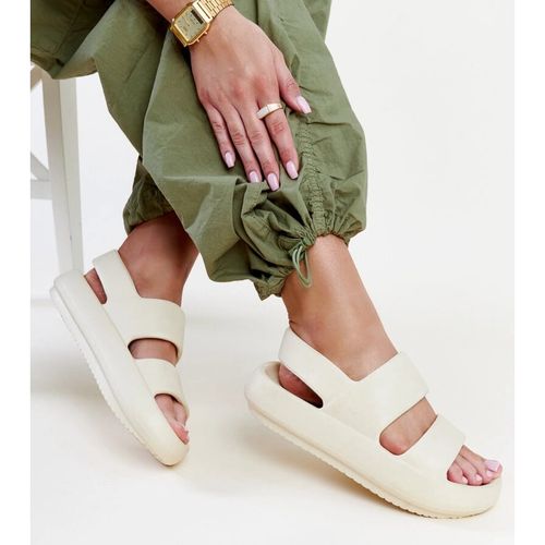 Beżowe sandały r.39 na Arena.pl