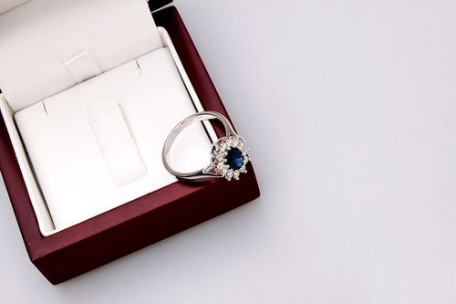 pierścionek z szafirem i brylantami w stylu księżnej kate na Arena.pl