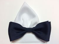 Granatowa ciemna mucha gładka jednolita z białą poszetką