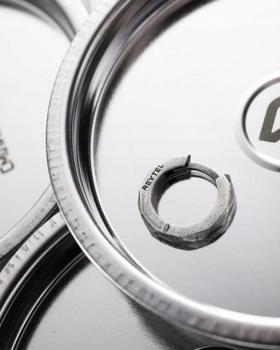 Srebrny kolczyk-kółko FLASH na Arena.pl