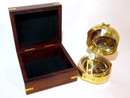 Mosiężny kompas Brunton w pudełku drewnianym
