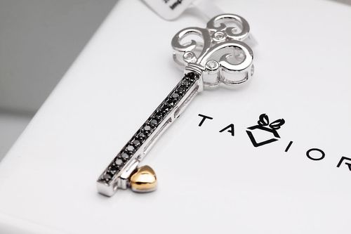 wisiorek kluczyk złoto z czarnymi i białymi diamentami na Arena.pl