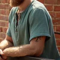 Muślinowa koszulka męska w stylu wikingów z wiązaniami