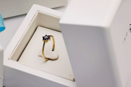 pierścionek z szafirami w kształcie kwiatka na Arena.pl