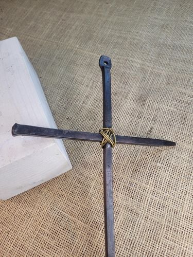 Stalowy kuty krzyż rustykalny z węzłem mosiężnym 30 cm na Arena.pl