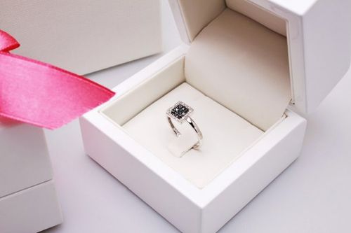 Złoty pierścionek PBD1910 - Diament na Arena.pl