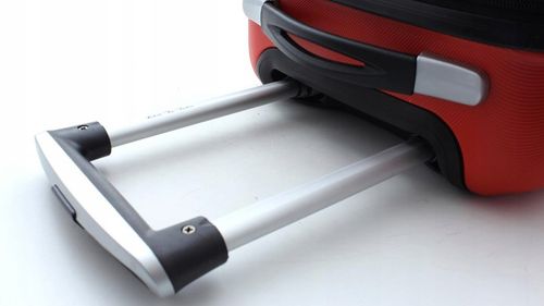 Mała czerwona wytrzymała walizka na 2 kołach z ABS Bubule idealna na wyjazd na Arena.pl