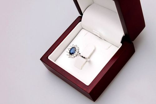 pierścionek z szafirem i brylantami w stylu księżnej kate na Arena.pl