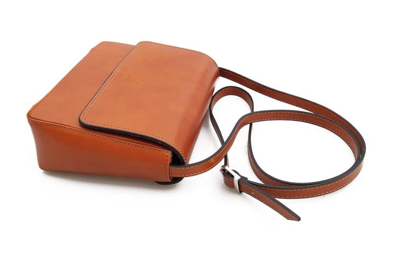 VERA PELLE torebka skórzana listonoszka z klapą i paskiem V109 czerwona zdjęcie 8