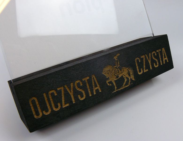 stojak na menu ulotkę plexi z drewnianą podstawką z grawerem A5 10szt zdjęcie 9