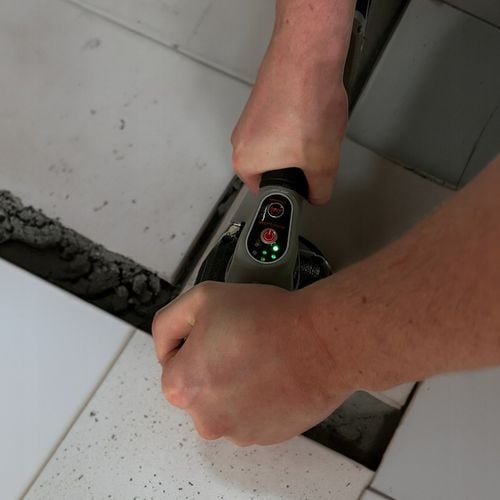 WIBRUJĄCA PRZYSSAWKA DO UKŁADANIA POZIOMOWANIA PŁYTEK GLAZURY WIBRATOR na Arena.pl