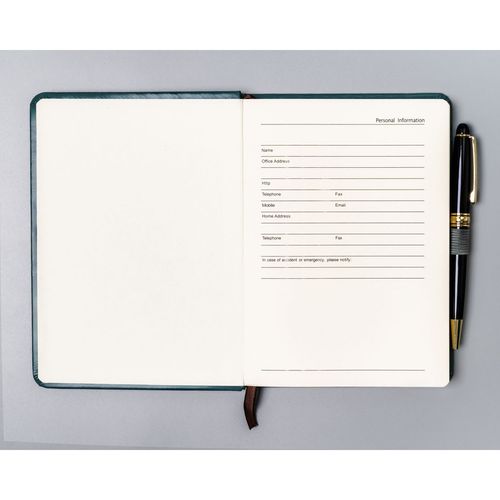 zielony notes w formacie b6 zadrukowany w linie, wyposażony w pętelkę na Arena.pl