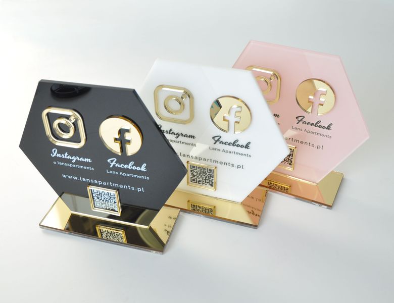 Czarna statuetka z plexi z nadrukiem UV i złotymi elementami zdjęcie 3