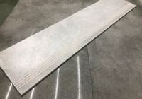 Betonowe schody, szare płytki z rowkiem 120x30