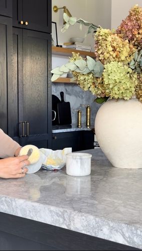 Maselnica francuska z białego marmuru na Arena.pl