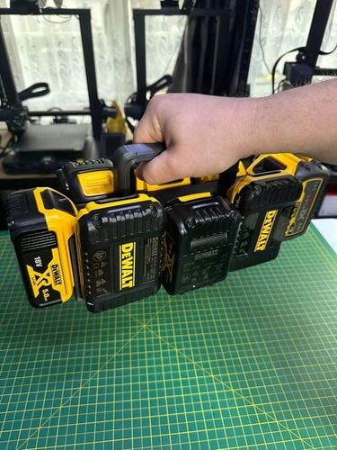 Koszyk na 8 baterii / Akumulatorów, do narzędzi DeWALT 18V i 54V na Arena.pl