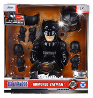 FIGURKA DC BATMAN ZBROJA METALOWA ŚWIATŁO JADA