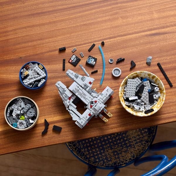 LEGO Star Wars Sokół Millennium 75375 zdjęcie 2