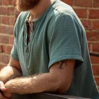 Muślinowa koszulka męska w stylu wikingów z wiązaniami