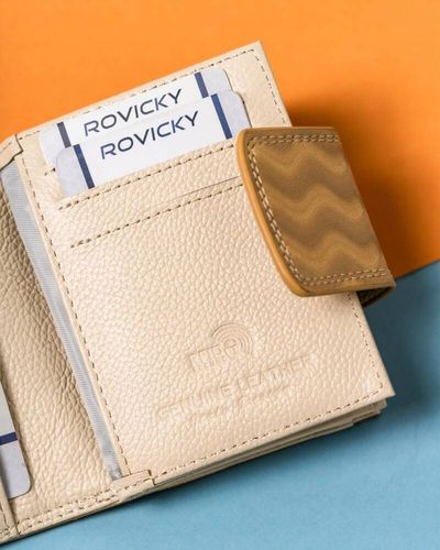 skórzany portfel damski na zatrzask i bigiel ze wzorem w fale - lorenti na Arena.pl