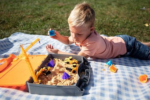 Plac budowy piasek kinetyczny dźwig pojazdy budowlane zabawka w walizce NEO na Arena.pl