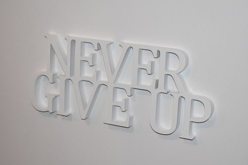 Napis 3D Never give up na Arena.pl