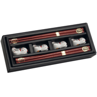 Zestaw Maneki Neko, pałeczki z ciemnego drewna z podstawkami 22,5cm - 4 pary