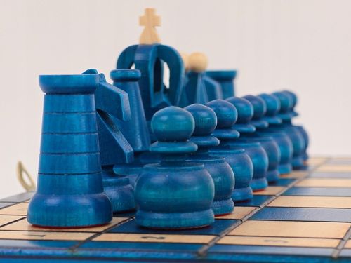 TURKUSOWE Szachy drewniane Królewskie 31x31 we wkładce PRODUCENT na Arena.pl