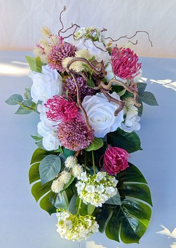 Komplet kompozycji nagrobnych z białymi różami i bordowymi chryzantemami na Arena.pl