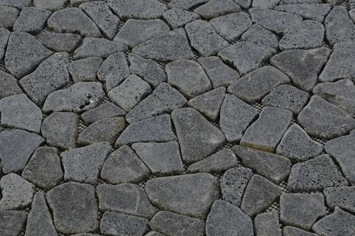 Mozaika kamienna z andezytu Garth na siatce ciemno szara 1 m2 na Arena.pl