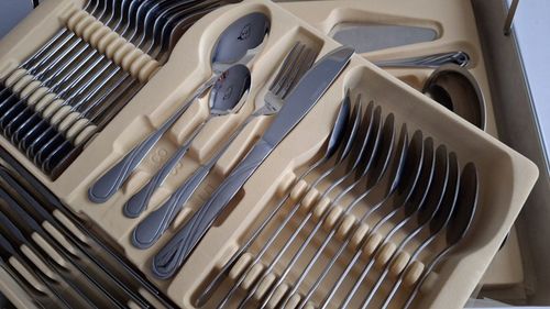 KOMPLET SZTUĆCÓW ZESTAW SZTUĆCÓW NA 12 OSÓB SZTUĆCE POŁYSK WALIZKA 72 EL. na Arena.pl