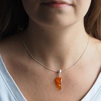 Zawieszka - koniakowy Bursztyn rzeźbione liście i srebro 2