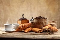 FOTOTAPETA kuchenna CROISSANTY KAWA STÓŁ DREWNIANY
