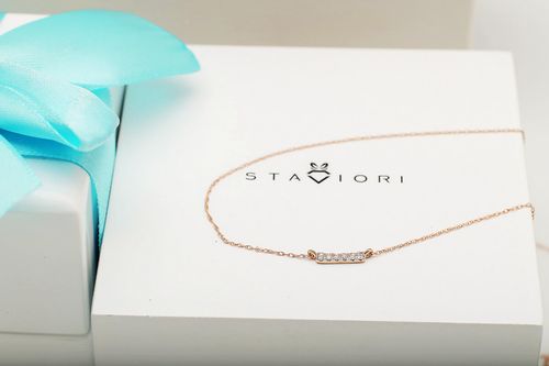 naszyjnik celebrytka w różowym złocie z brylantami na Arena.pl