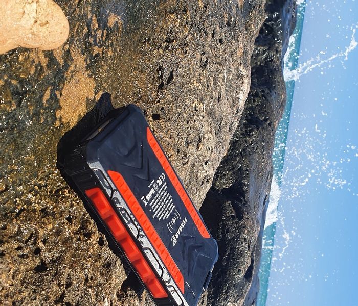 Power bank Solarny Feegar 36000mah 20W 4x USB-C QI  IP65 Latarka zdjęcie 4