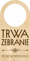 ZAWIESZKA NA DRZWI KLAMKĘ drewniana grawer TRWA ZEBRANIE NIE PRZESZKADZAĆ