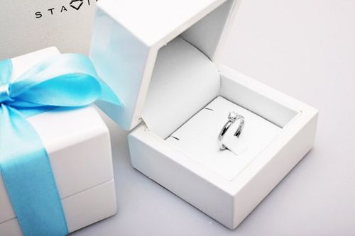 Złoty pierścionek PBD0660 - Diament na Arena.pl