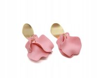 Kolczyki wiszące płatki akryl mat pudrowy róż 7,5cm