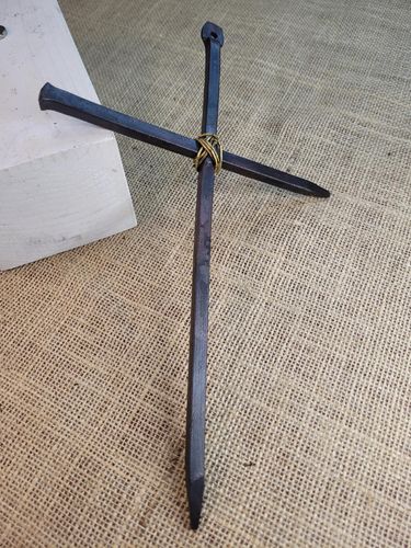 Stalowy kuty krzyż rustykalny z węzłem mosiężnym 30 cm na Arena.pl